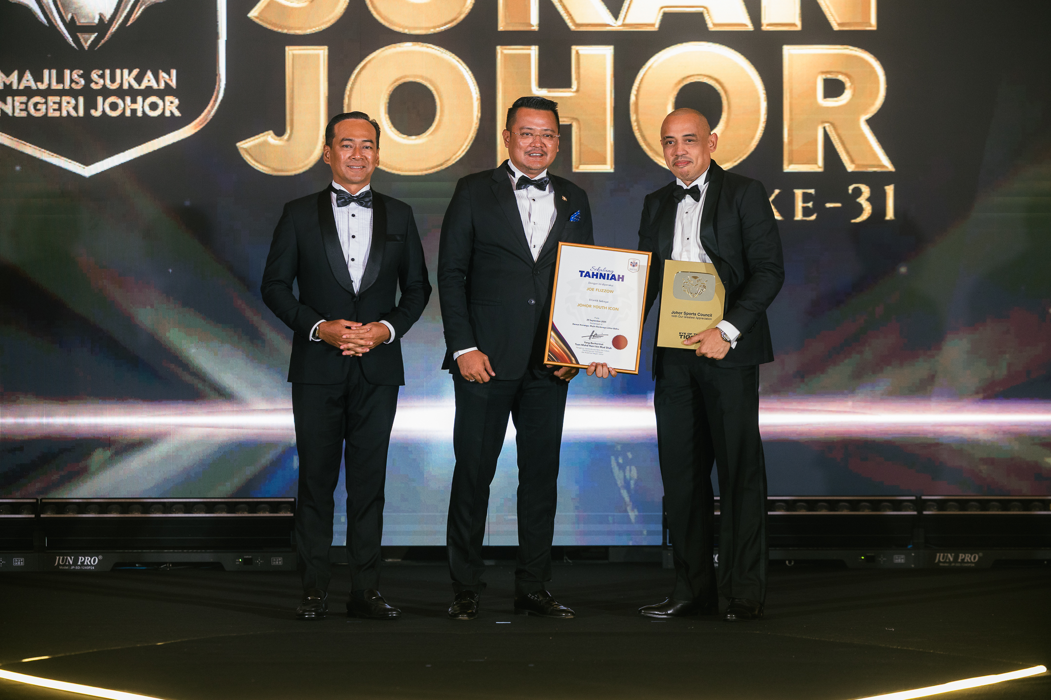 Joe Flizzow Angkat Martabat Seni, Terima Gelaran Ikon Belia Johor di Anugerah Sukan Johor ke-31