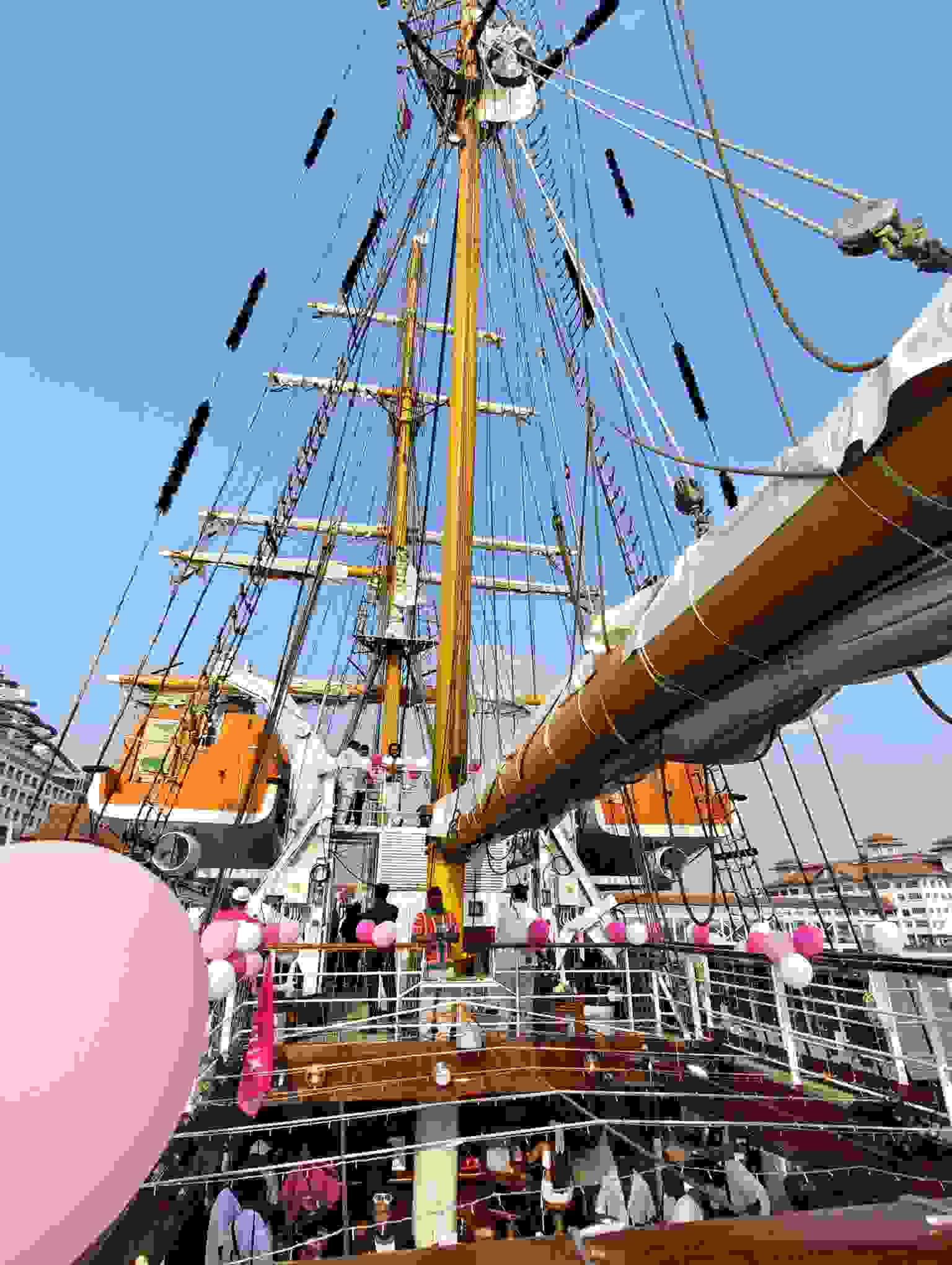 Pink & White Afloat: Perayaan Terapung Eksklusif Satukan Hiburan, Gaya Hidup dan Misi Sosial