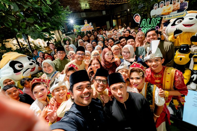 Image 1 _ All smiles during MR D.I.Y.’s ‘Raya Sama Sama’ Open House with Alif Satar & The Locos