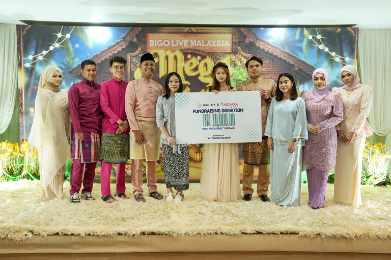 Official Fundraising Donation to Kechara Soup Kitchen Society (KSK). From left (Hudanawan, Zaair, Kir.Apeks, Muhammad Syazwan, Sirah, The Conspirator, Mar.Kaizen, Farah (KSK), Nisabae, Evianna)