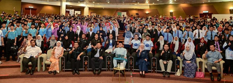 [Front row, fourth from left] Assoc. Prof. Dr. Mohd. Arifin bin Kaderi, Vice Director, IIUM Kuantan, Dato’ Mohamad Nizar Najib, State Executive Councillor for Investment, Industrial Development, Science, Technology and Innovation of Pahang, Raja Nurmaria Murni, Executive Director, Group Corporate Affairs for Malaysia and Singapore, Nasrul Hadi Mohamed Nor, Head of Halal Affairs, Nestlé Malaysia together with participants of the Halal STEM Expo at the IIUM Kuantan Campus. The partnership reflects a shared commitment to strengthening Malaysia’s Halal vision by nurturing future talent and bridging industry and academia through impactful STEM education.