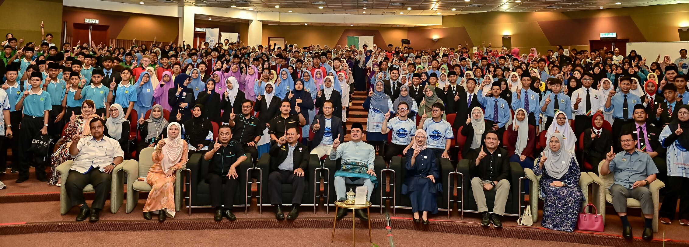 [Front row, fourth from left] Assoc. Prof. Dr. Mohd. Arifin bin Kaderi, Vice Director, IIUM Kuantan, Dato’ Mohamad Nizar Najib, State Executive Councillor for Investment, Industrial Development, Science, Technology and Innovation of Pahang, Raja Nurmaria Murni, Executive Director, Group Corporate Affairs for Malaysia and Singapore, Nasrul Hadi Mohamed Nor, Head of Halal Affairs, Nestlé Malaysia together with participants of the Halal STEM Expo at the IIUM Kuantan Campus. The partnership reflects a shared commitment to strengthening Malaysia’s Halal vision by nurturing future talent and bridging industry and academia through impactful STEM education.