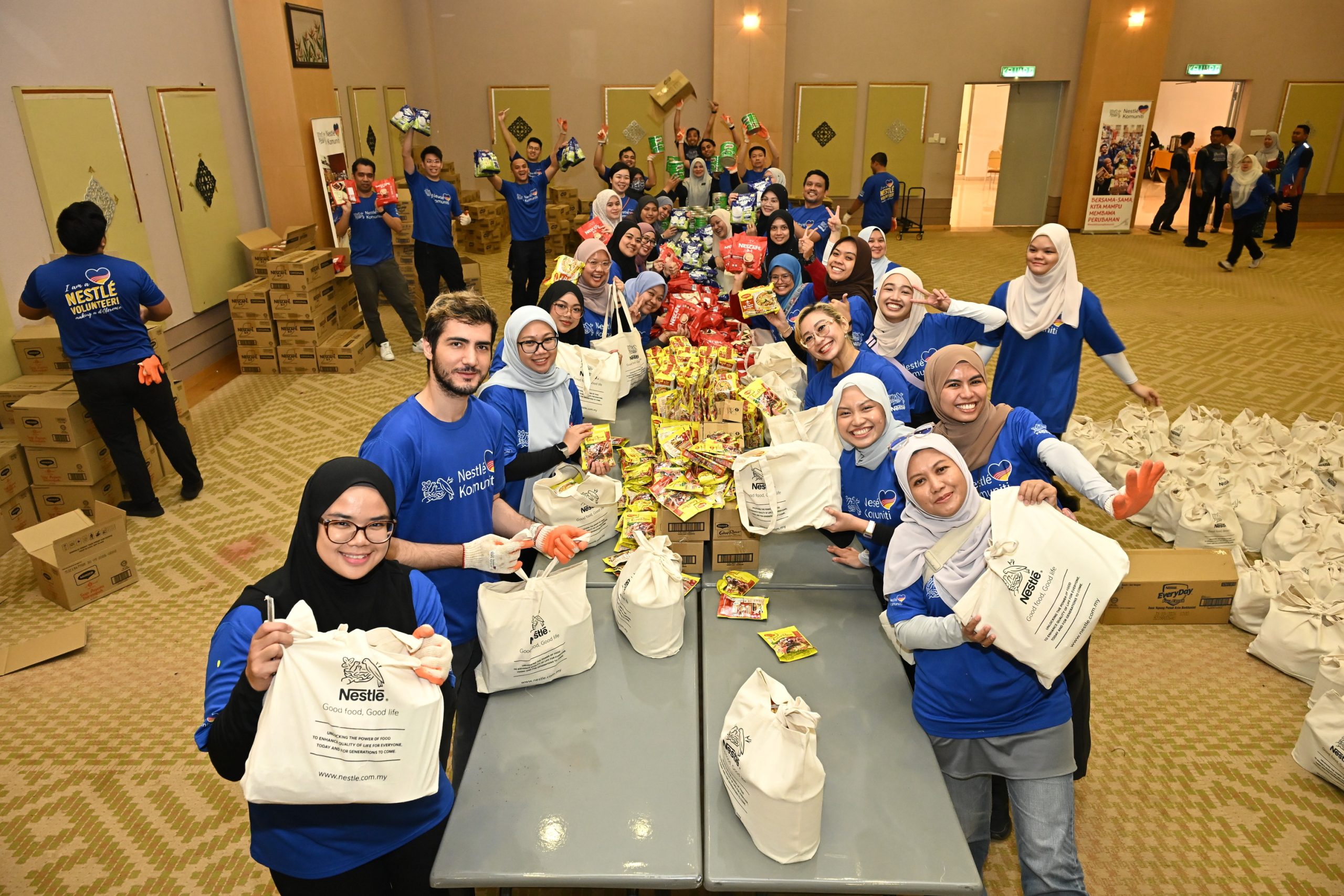 In partnership with JAKIM, Nestlé Sayang Komuniti volunteers packed 1,500 Bakul Ramadan for vulnerable communities across the Klang Valley, as well as products for distribution to 70 mosques, benefitting nearly 40,000 members of the mosque community.