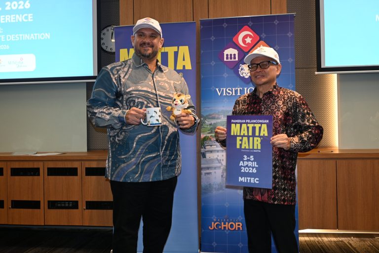 From left, Dr. Fazil Khan, Vice President of Air Transportation at MATTA, and Mr. Jeffri Munir, Chief Operating Officer of Majestic Johor Tourism Sdn Bhd.