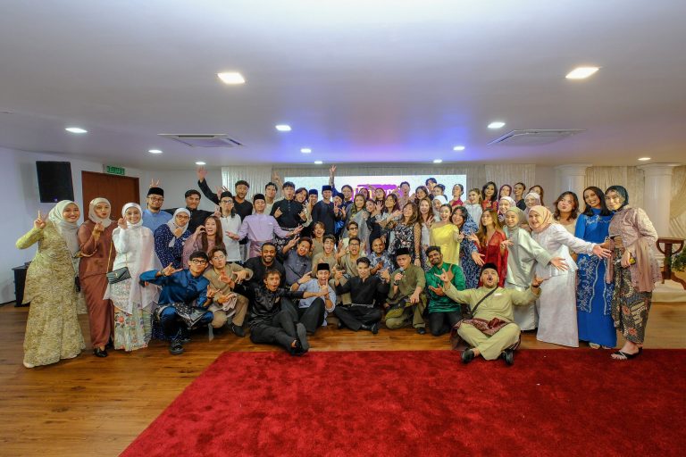 “MACAM-MACAM RAYA BERSAMA ROCKETFUEL ENTERTAINMENT” – Label Tempatan Kuasai Muzik Raya Dengan Pelbagai Single Baharu Termasuk Album Debut ALPHA