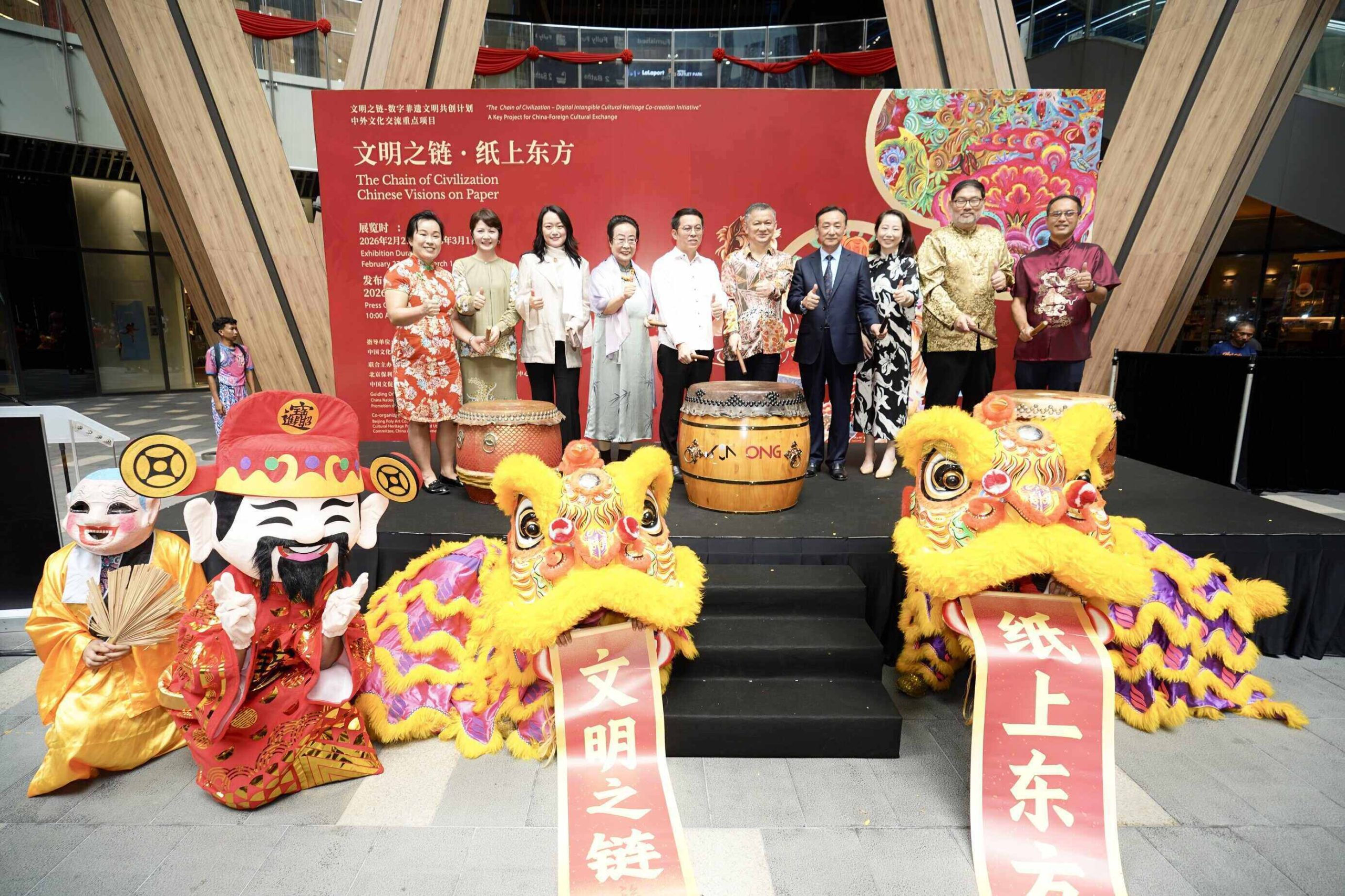 (From L-R) Ms. Emilia Tan (myBatik), Datin Sri Penny Liao (MCCTA), Ms. Vanessa Wan (Beijing Poly Art), Zhou Shuying (National ICH), Mr. Lee Thai Hung (Tourism Malaysia), Mr. Zheng Xuefang (Chinese Embassy), Mr. Zhu Xiaojian (China Cultural Heritage Committee), Ms. Frovar Wang (Beijing Poly Art), Mr. Ng Swee Kheng (Federation of Calligraphy Societies Malaysia), Mr. Lee Han Lim (Malaysian Chinese Cultural Society).