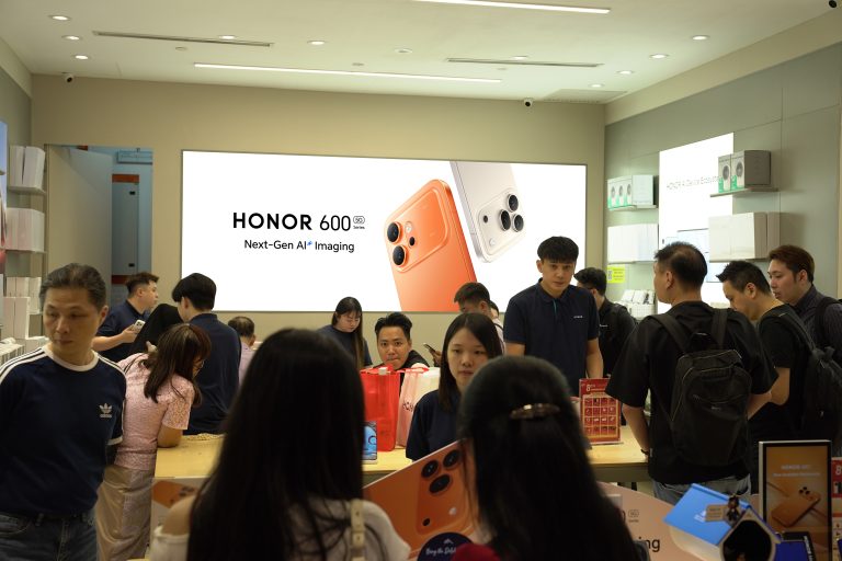 Customers flocked HONOR Experience Store at Sunway Pyramid to get the HONOR 600 Series