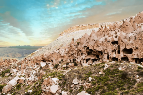 Landskap tebing batuan dan petempatan gua bersejarah di lembah Cappadocia Türkiye