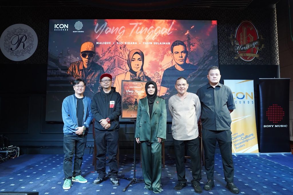 Zizi Kirana dan Yasin Sulaiman bersama wakil syarikat rakaman bergambar di hadapan poster pelancaran lagu Yang Tinggal