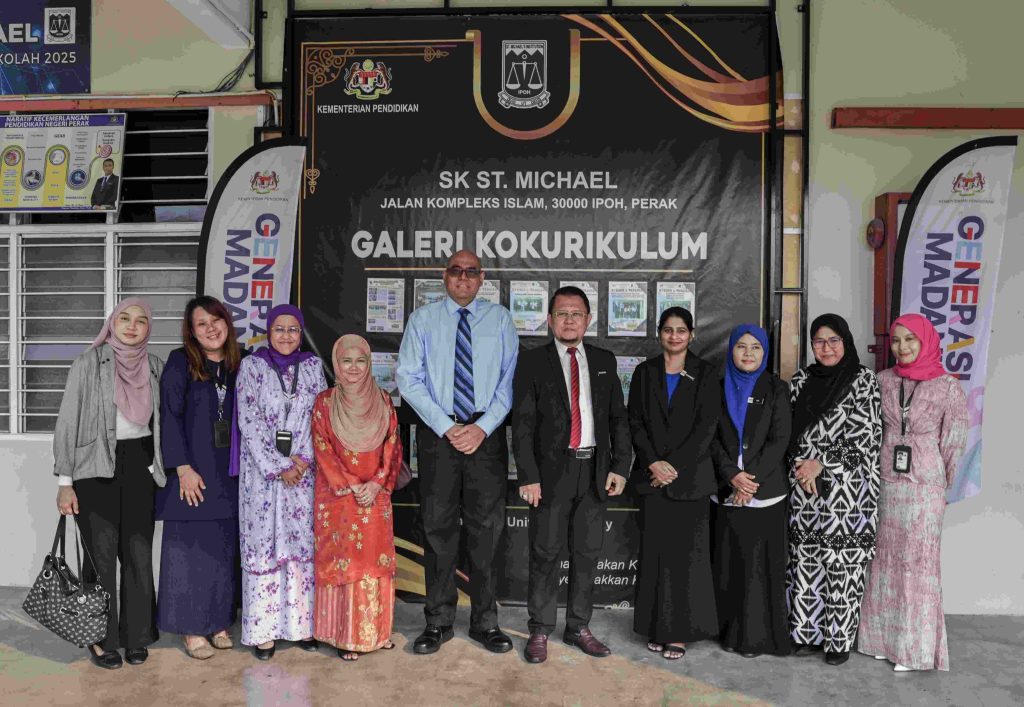 PKNPk Chief Executive Datuk Redza Rafiq Abdul Razak and educators gathered at the SK St Michael Ipoh Curriculum Gallery
