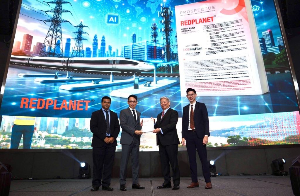 Majlis pelancaran prospektus IPO RedPlanet Berhad dengan paparan skrin latar bertemakan rel pintar dan geospatial