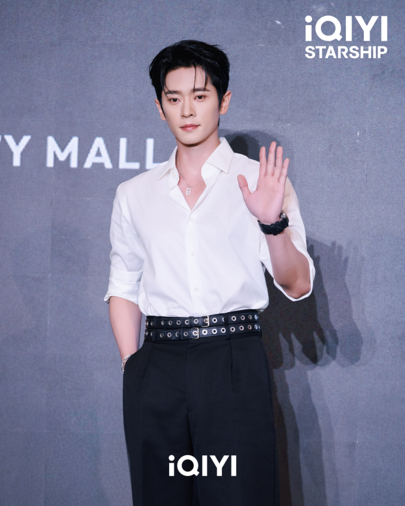 Duta Global iQIYI Cheng Lei mengenakan kemeja putih sambil melambai ke arah peminat di acara iQIYI STARSHIP 2026
