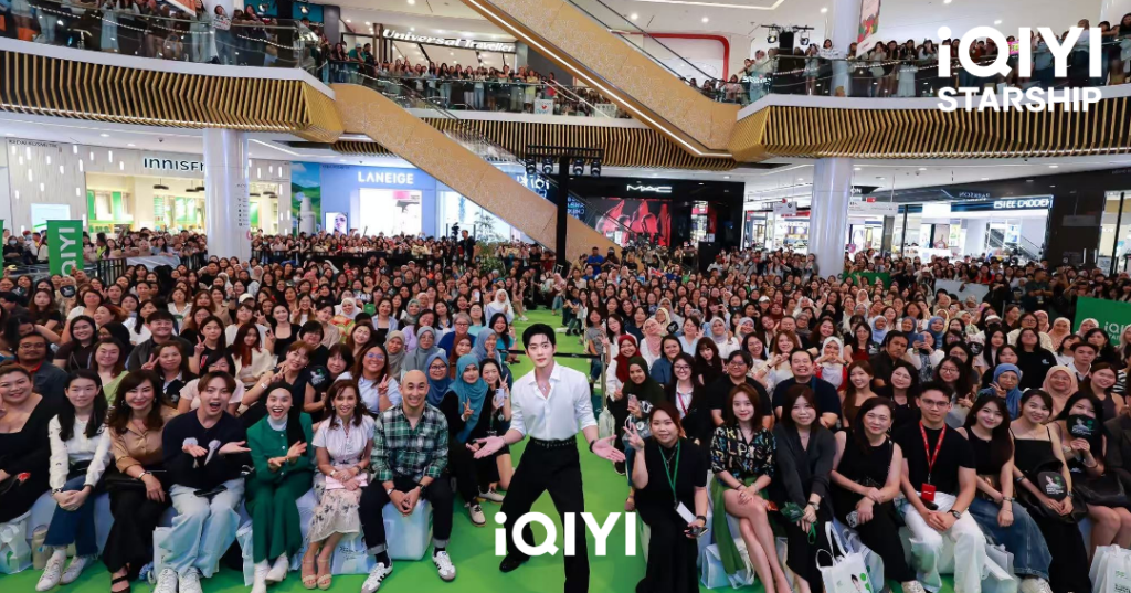 Cheng Lei bergambar bersama ribuan peminat yang membanjiri ruang legar Sunway Velocity Mall sempena iQIYI STARSHIP 2026