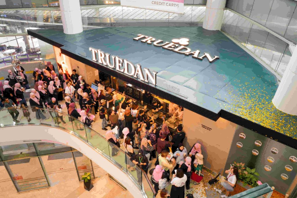 High-angle view of a large crowd of customers queuing outside the TRUEDAN bubble tea store at IOI City Mall 2