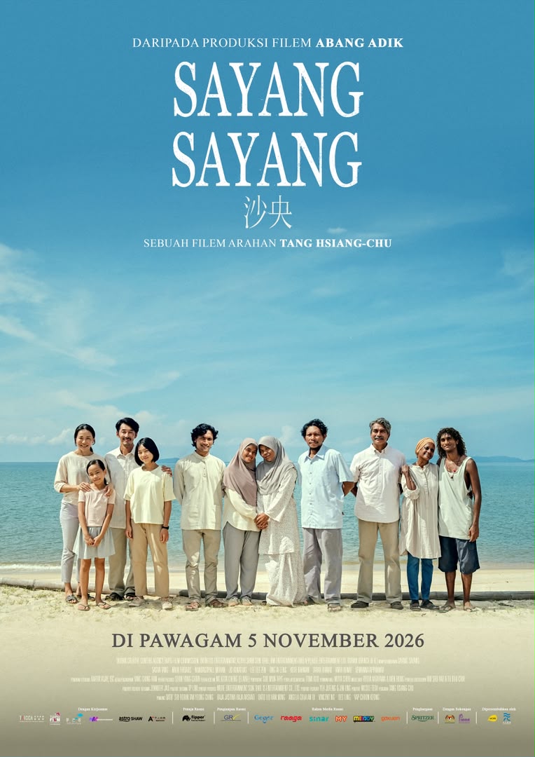 Poster rasmi tayangan pawagam filem SAYANG SAYANG yang dibarisi barisan pelakon berbilang kaum berlatarbelakangkan pantai