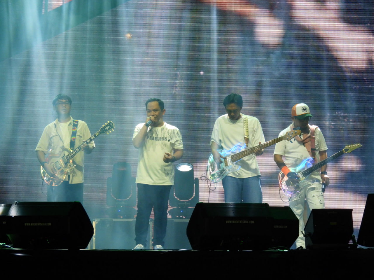 Persembahan langsung kumpulan Wali Band di hadapan penonton Educity Sports Complex