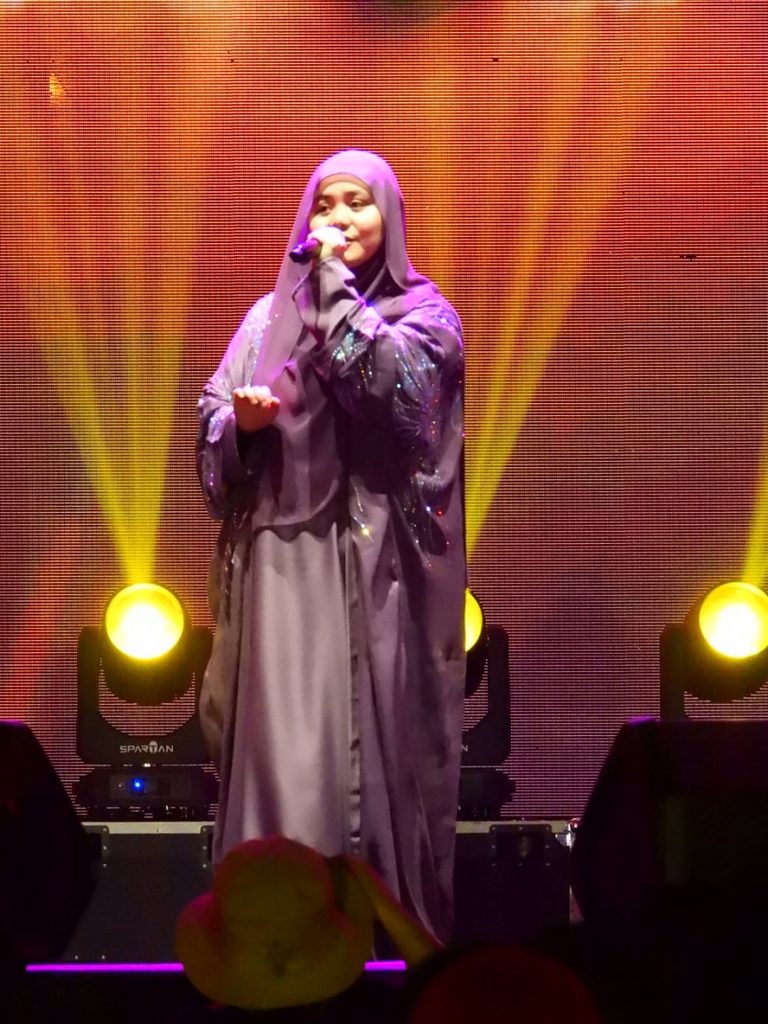 Persembahan segmen nyanyian solo di pentas konsert berlatarbelakangkan skrin LED