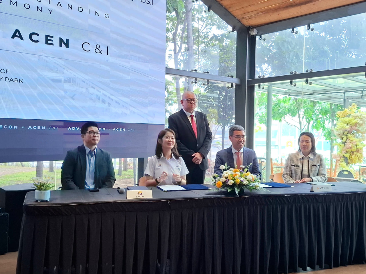 Barisan wakil pengurusan ACEN C&I dan Advancecon duduk di meja majlis menandatangani perjanjian tenaga hijau SVTP