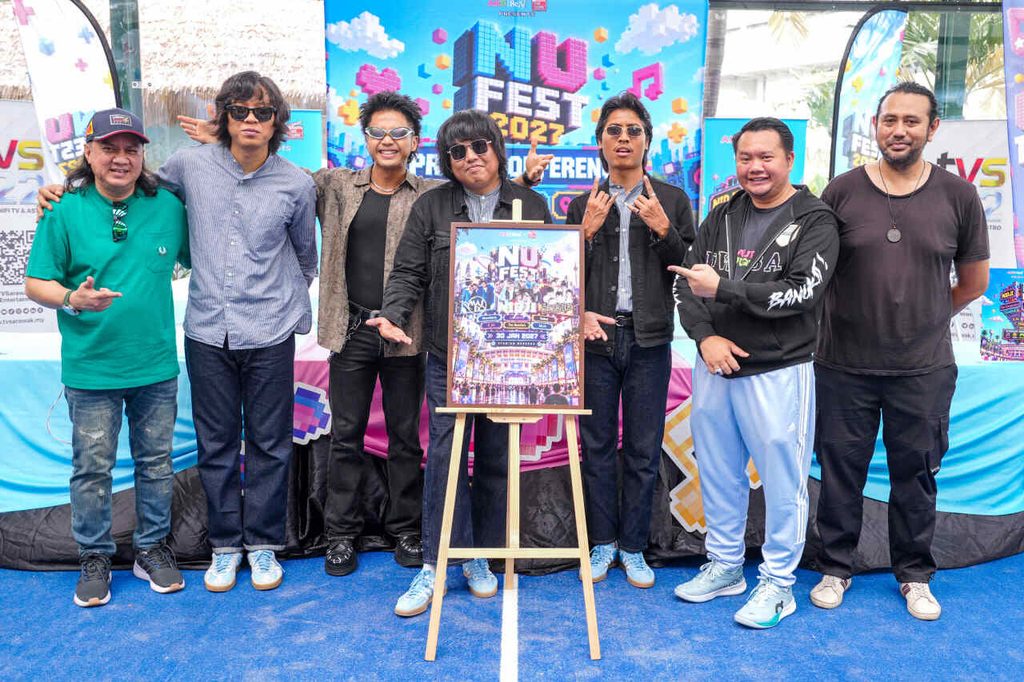 Barisan pemuzik bersama pihak penganjur bergambar di hadapan bingkai poster sidang media NU FEST 2027