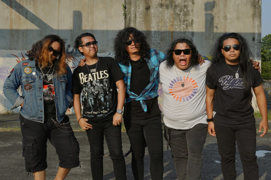 Lima anggota kumpulan muzik pop rock SIMPUNK termasuk Wan Gegau bergambar santai di luar bangunan