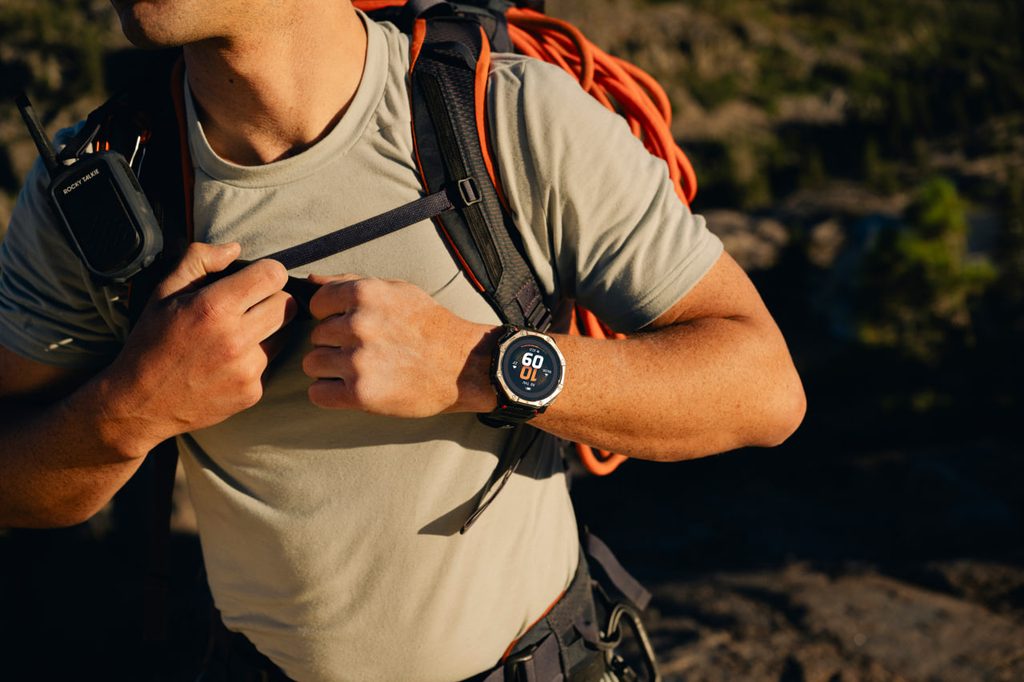Seorang pendaki menggunakan peranti Amazfit T-Rex Dual Solar untuk tujuan navigasi sewaktu ekspedisi