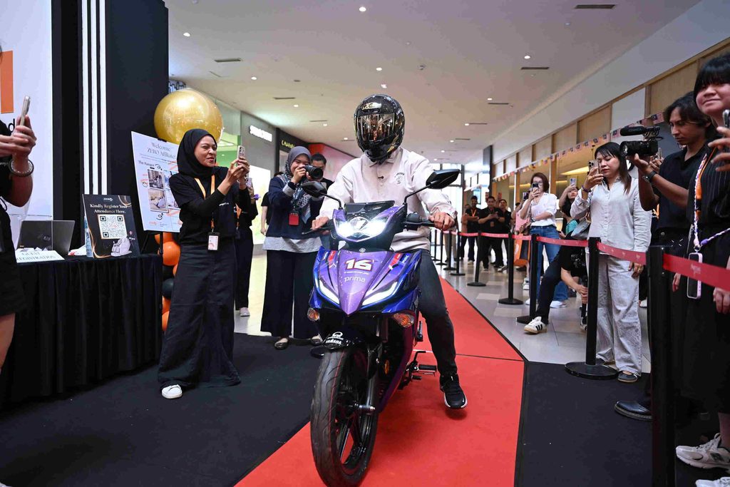 Boss James memakai topi keledar dan menunggang motosikal memasuki ruang acara pelancaran produk ZERO Healthcare