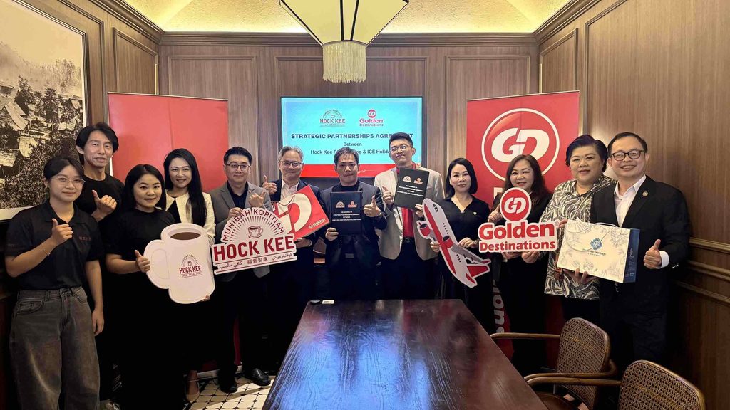 Gambar berkumpulan pasukan pengurusan Hock Kee Kopitiam dan Golden Destinations bersama wakil Censuria bagi memperingati kerjasama strategik