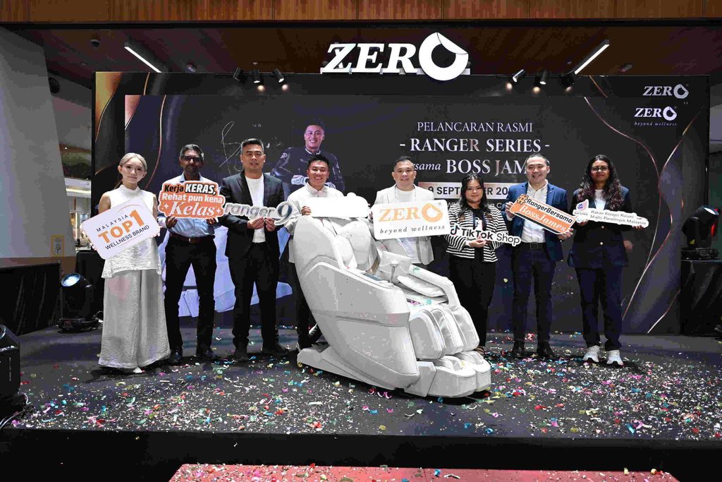 Sesi bergambar berkumpulan wakil ZERO Healthcare, TikTok Shop dan Majlis Paralimpik Malaysia di atas pentas