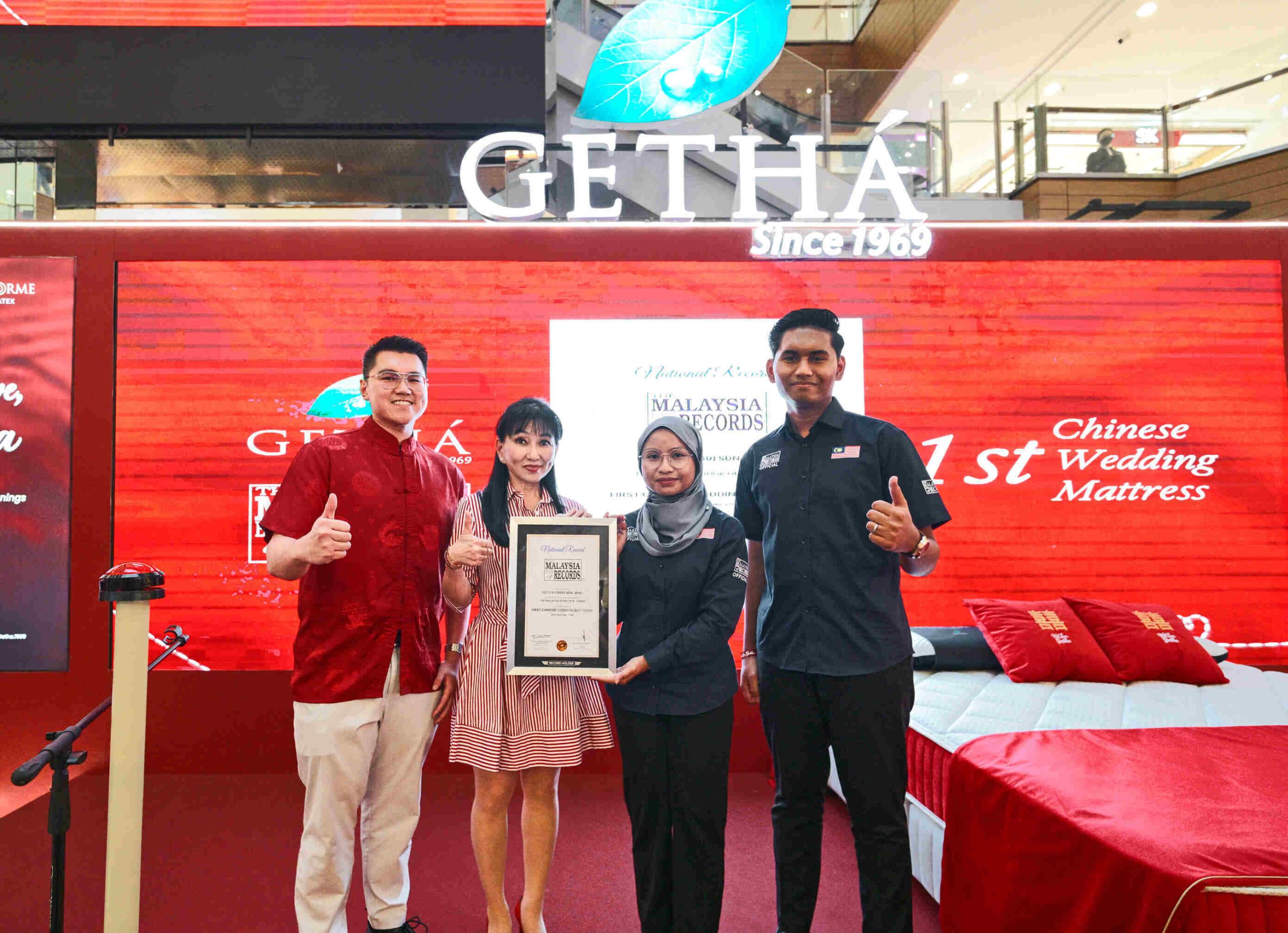 Sesi penyerahan sijil pengiktirafan Malaysia Book of Records kepada wakil pengurusan Getha
