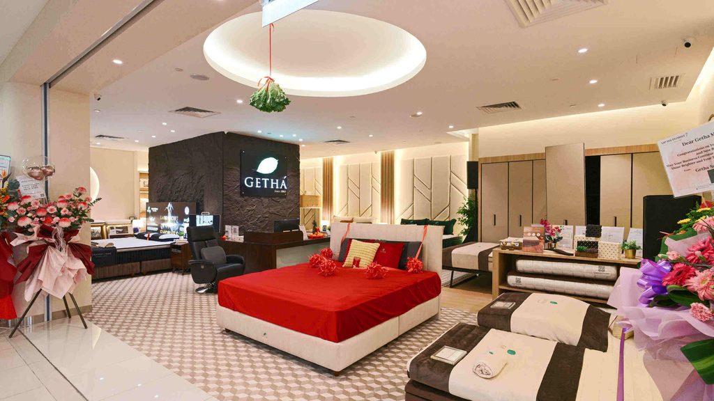 Susun atur ruang pameran Pusat Terapi Tidur Getha yang memaparkan katil dengan hamparan tilam berwarna merah