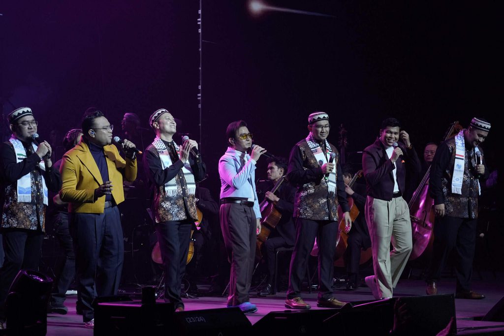 Persembahan pentas gabungan kumpulan Hijjaz bersama artis jemputan nasyid tempatan bagi menjayakan Konsert Hijjaz 3 Dekad